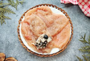 Куриные рулетики с грибами, маслинами и сыром Куриные рулетики с грибами, маслинами и сыром