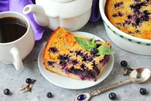 Пирог на кефире с черникой Пирог на кефире с черникой