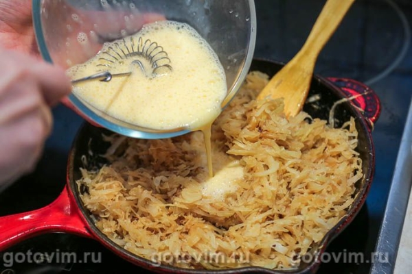 Блинный пирог с капустой и яйцом