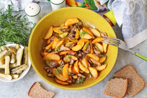 Жареные маслята с картошкой Жареные маслята с картошкой