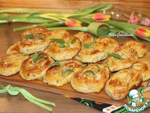 Слоеные пирожки с луком и картошкой