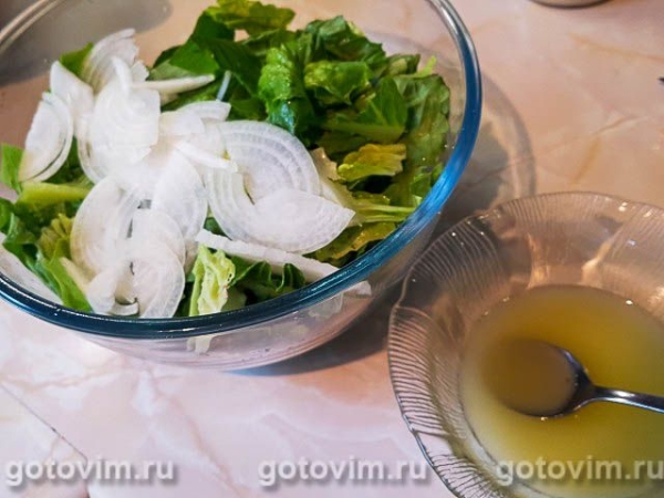 Венский шницель с анчоусовым маслом и салатом Венский шницель с анчоусовым маслом и салатом