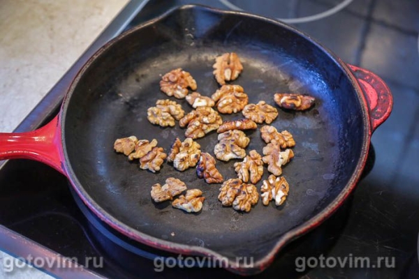 Теплый салат из красной фасоль с рваным мясом и орехами 