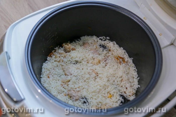 Плов со свининой, нутом и черносливом в мультиварке