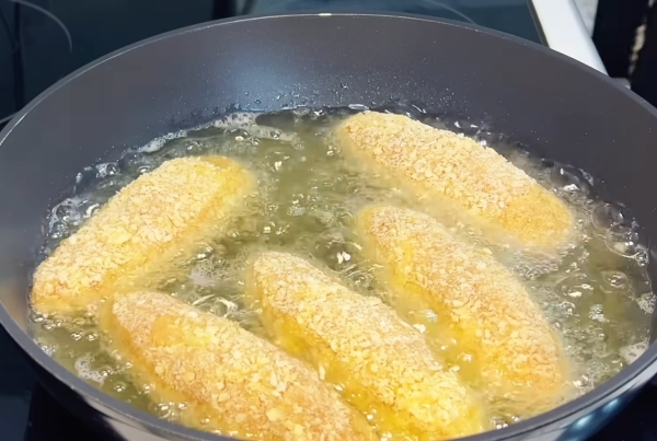 Готовлю на праздник вместо котлет. Куриные пальчики с начинкой &mdash; сочные внутри, хрустящие с наружи!