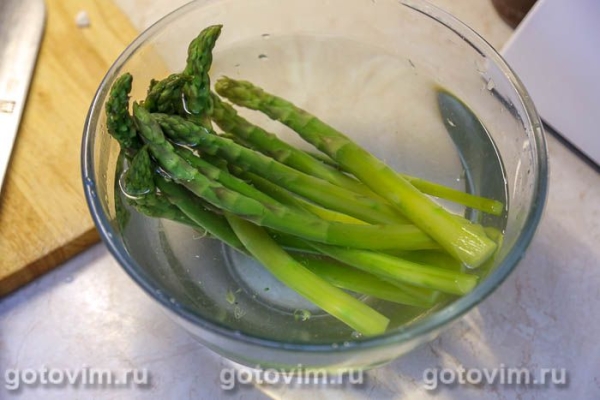 Спаржа с польским соусом