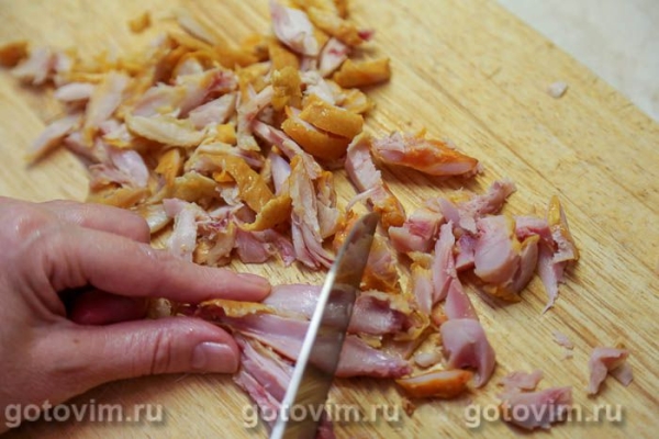 Теплый салат из лисичек с копченной курицей и овощами Теплый салат из лисичек с копченной курицей и овощами