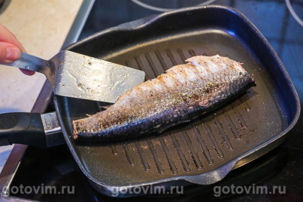 Сельдь, жаренная с помидорами, сливами и чесноком в соевом соусе Сельдь, жаренная с помидорами, сливами и чесноком в соевом соусе