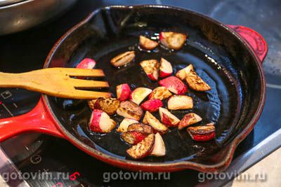 Теплый картофельный салат с жареным редисом и цветной капустой Теплый картофельный салат с жареным редисом и цветной капустой