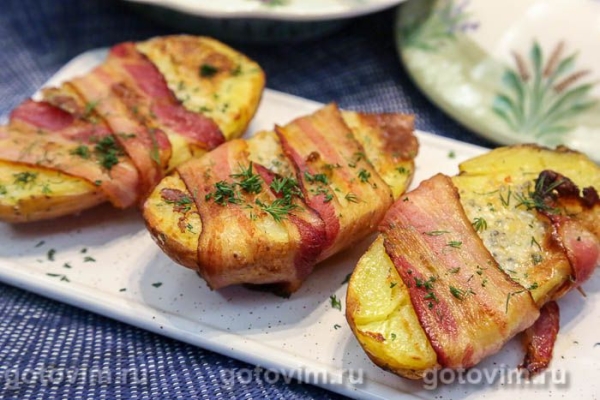 Картофель с сырным маслом, завернутый в бекон
