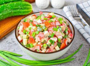Крабовый салат с помидорами и огурцами Крабовый салат с помидорами и огурцами