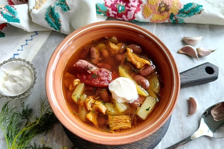 Фасолевый суп с лисичками и копчеными рёбрышками Фасолевый суп с лисичками и копчеными рёбрышками