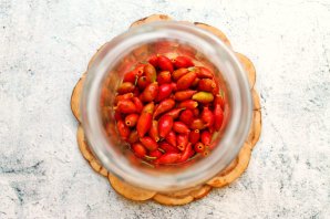 Компот из шиповника и черной смородины на зиму Компот из шиповника и черной смородины на зиму