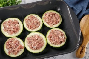 Кабачки с фаршем, чесноком и сыром Кабачки с фаршем, чесноком и сыром