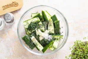 Огурцы с чесноком и укропом