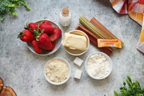 Десерт из клубники и ревеня