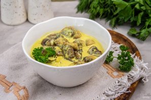 Шампиньоны в сметане с чесноком на сковороде Шампиньоны в сметане с чесноком на сковороде