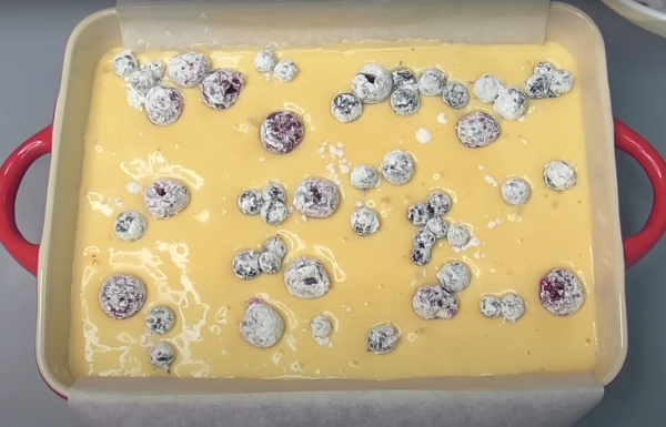 Все перемешиваю и в духовку. Нежнейший ягодный пирог за 15 минут Все перемешиваю и в духовку. Нежнейший ягодный пирог за 15 минут