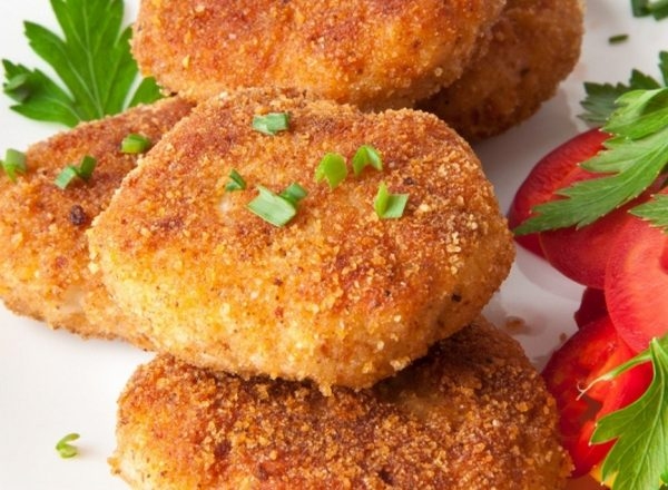 Сочные куриные котлеты в панировке на сковороде