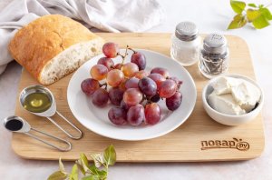 Брускетта с печеным виноградом Брускетта с печеным виноградом