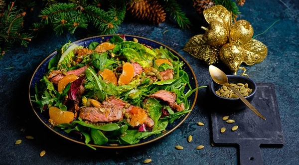 Салат с мандаринами, стейком и тыквенными семечками, пошаговый рецепт с фото