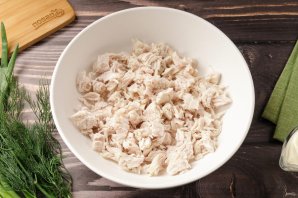 Салат с курицей, грибами и маринованными огурцами Салат с курицей, грибами и маринованными огурцами