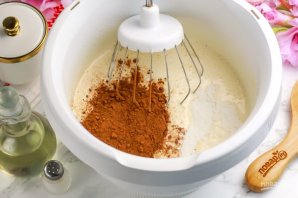 Простой шоколадный пирог из кислого молока Простой шоколадный пирог из кислого молока