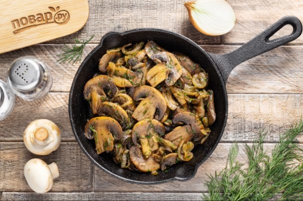 Шампиньоны жареные с луком