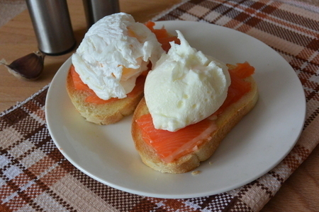 Тосты с красной рыбой и яйцом пашот Тосты с красной рыбой и яйцом пашот