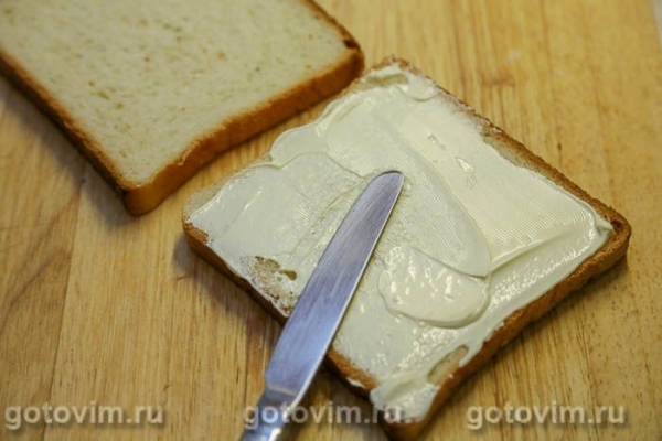 Арканзасский сэндвич с жареной колбасой и чипсами Арканзасский сэндвич с жареной колбасой и чипсами