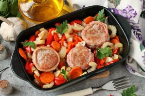 Свиные медальоны в беконе запеченные с овощами Свиные медальоны в беконе запеченные с овощами