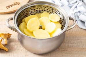 Лисички, запеченные в сметане с картофелем Лисички, запеченные в сметане с картофелем