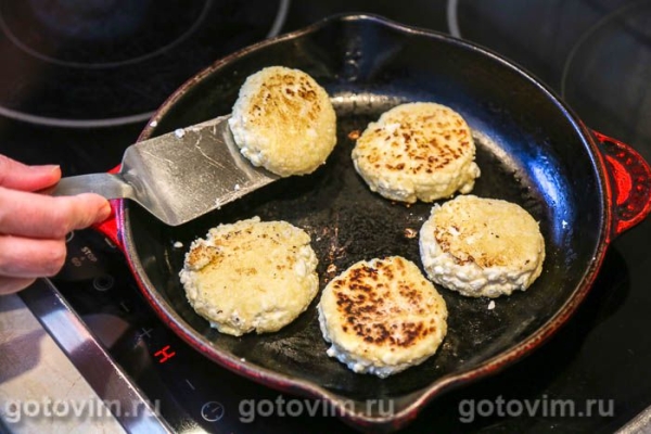 Сырники с изюмом, тушенные с медом и сметаной Сырники с изюмом, тушенные с медом и сметаной