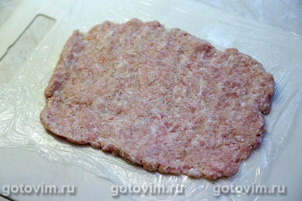 Рулет из мясного фарша с кабачками в беконе