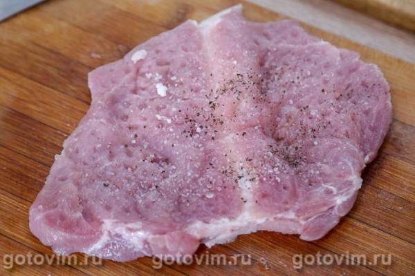 Свиные отбивные с сыром и сельдереем в мультиварке