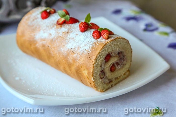 Бисквитный рулет с баварским кремом с земляникой