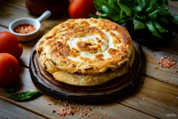 Слоеные лепешки с луком на сковороде Слоеные лепешки с луком на сковороде