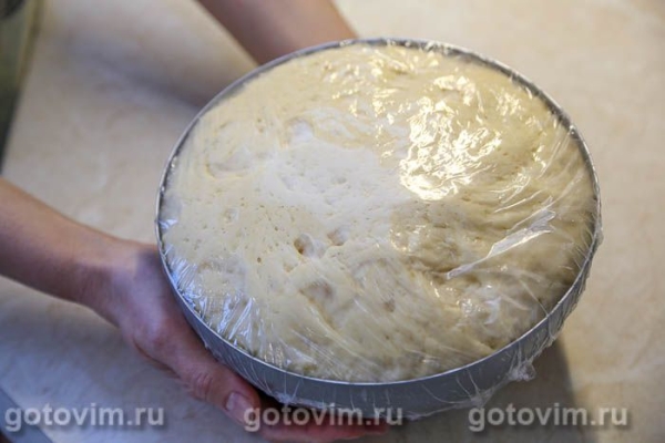 Кулич с изюмом и шоколадной начинкой Кулич с изюмом и шоколадной начинкой