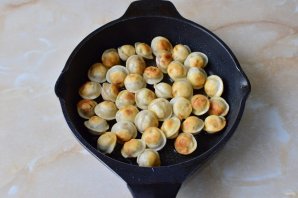 Замороженные пельмени на сковороде жареные Замороженные пельмени на сковороде жареные