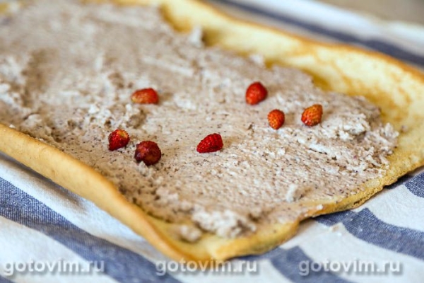 Бисквитный рулет с баварским кремом с земляникой