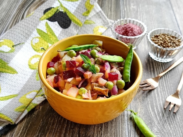 Винегрет с солеными груздями и свежим горошком Винегрет с солеными груздями и свежим горошком