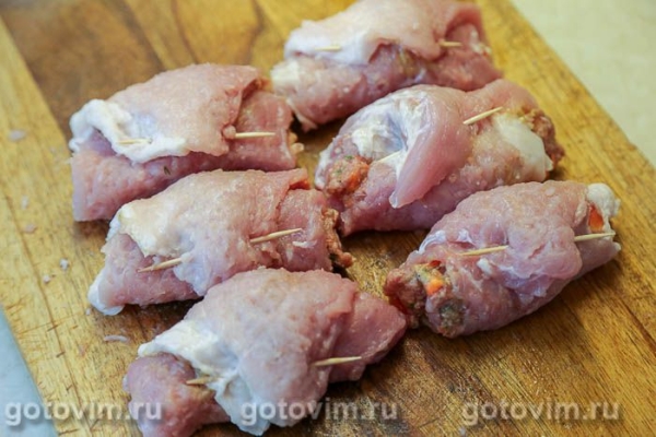 Рулетики из свинина с фаршем, тушенные в овощном соусе Рулетики из свинина с фаршем, тушенные в овощном соусе