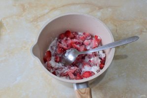 Торт молочная девочка с клубникой