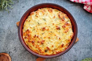 Пирог с брынзой и помидорами из слоеного теста Пирог с брынзой и помидорами из слоеного теста