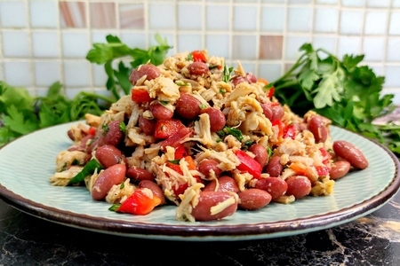 Салат с красным филе курицы и фасолью Салат с красным филе курицы и фасолью