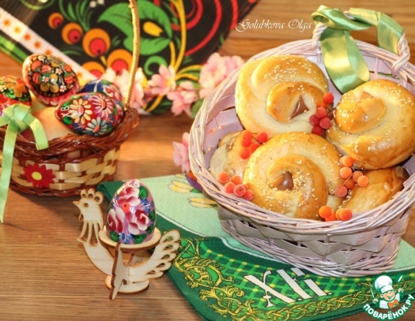Сладкие пасхальные крученки с изюмом