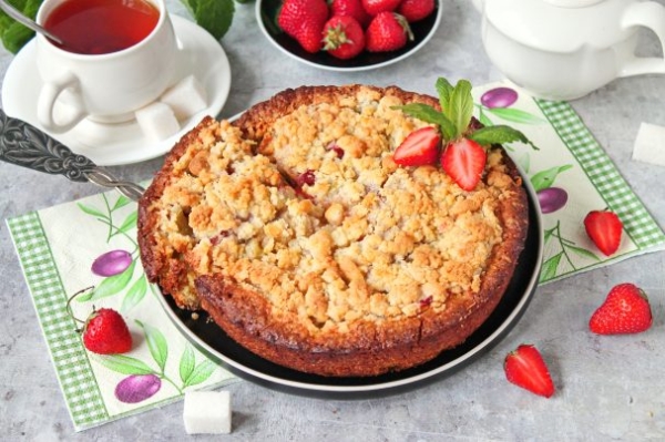 Пирог с клубникой, ревенем и посыпкой Пирог с клубникой, ревенем и посыпкой