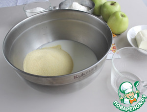 Манник на кефире с яблоками