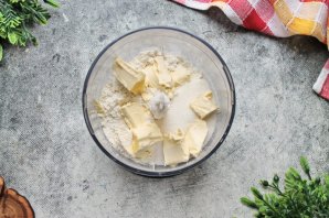 Пирог с клубникой, ревенем и посыпкой Пирог с клубникой, ревенем и посыпкой