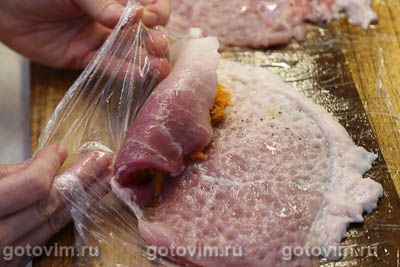 Рулетики из свинины с солеными огурцами и морковью под сырной корочкой  Рулетики из свинины с солеными огурцами и морковью под сырной корочкой